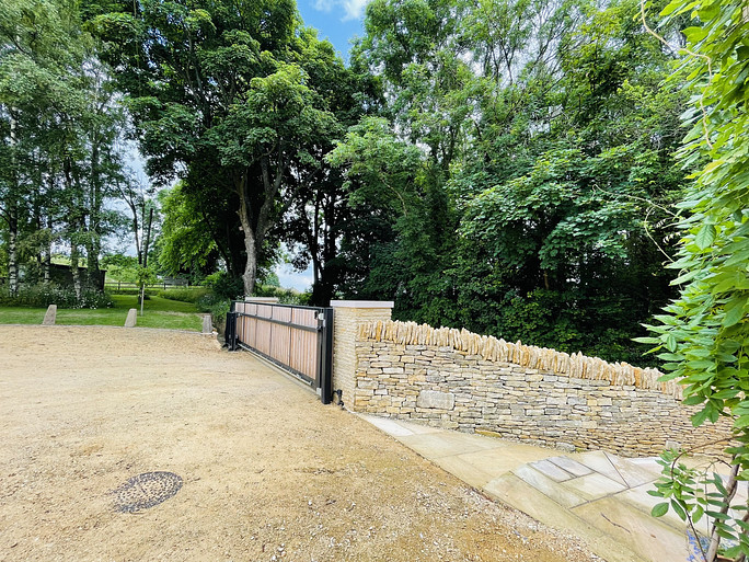 driveway-with-gate-nailsworth